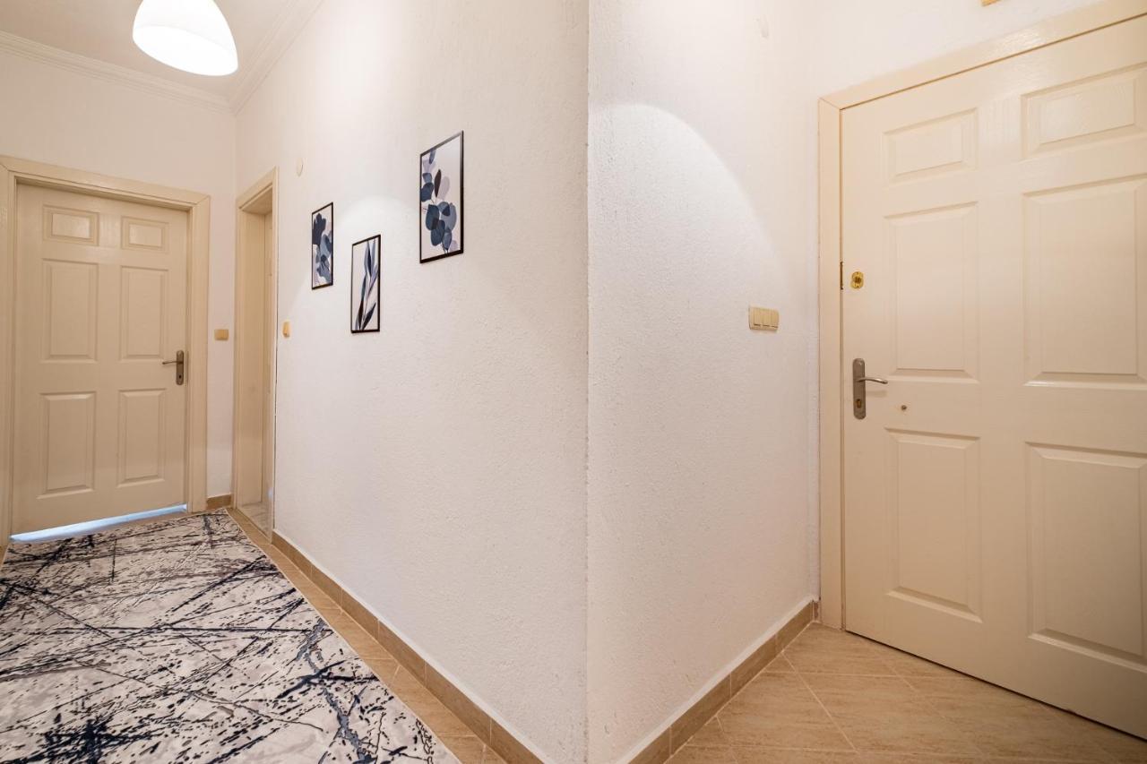 Assos Apart: Havuzlu Sitede Tamami Sizin 2 Oda 1 Salon Daire Apartment